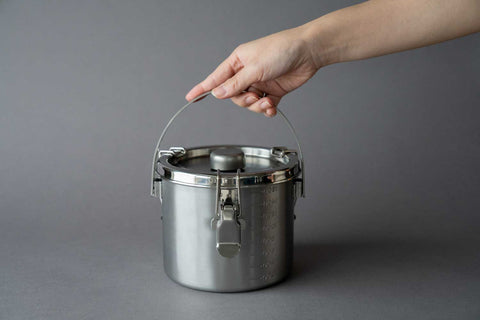 「保存」「あたため」「持ち運び」すべて給食缶ミニで。